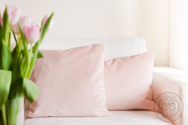 Welurowe poduszki do salonu pudrowy róż