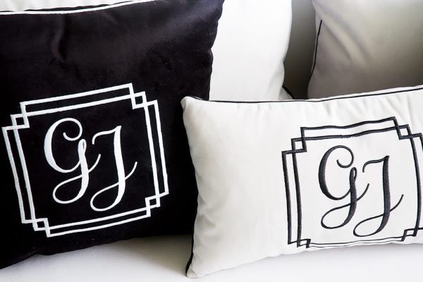 Szaro czarne poduszki glamour z monogramem