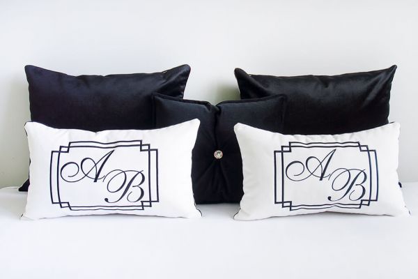 Welurowe poduszki z monogramem czarno-białe