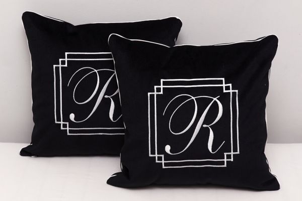 Poduszki z monogramem welurowe haftowane