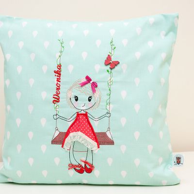Poduszka personalizowana z imieniem dziewczynka na huśtawce