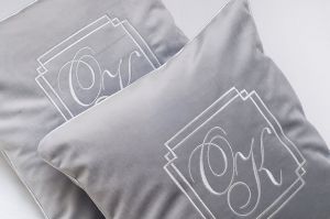 Poduszka ozdobna welurowa z haftowanym monogramem