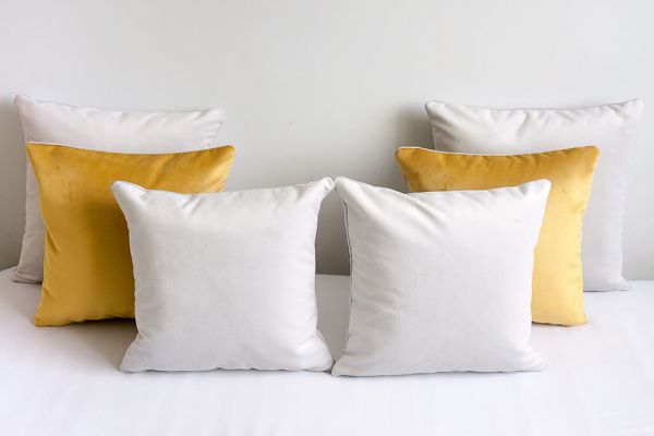 Szaro-żółty zestaw poduszek do sypialni