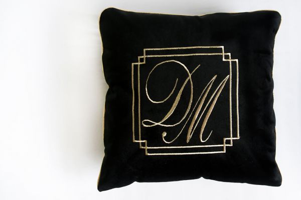 Welurowe poduszki ze złotym monogramem
